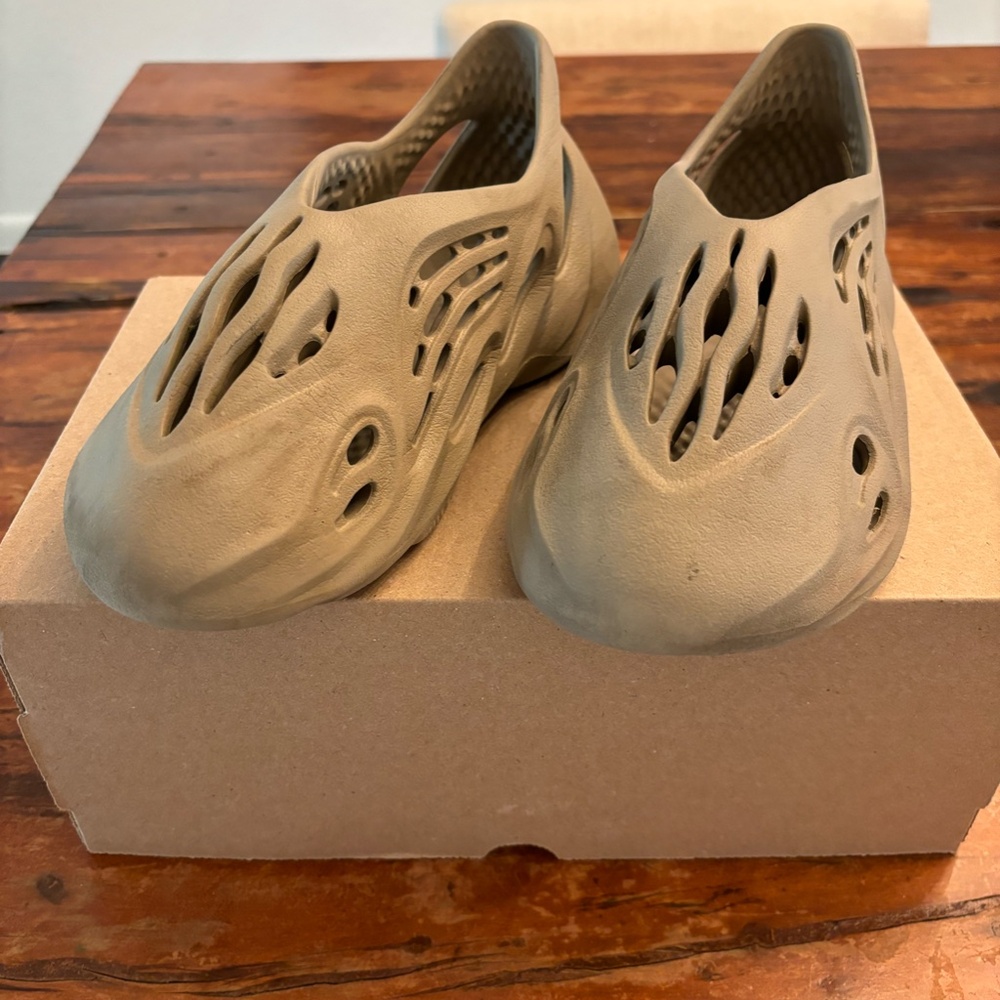 Yeezy Foam Runners with Box  Size 6 - Original in Stone Taupe
